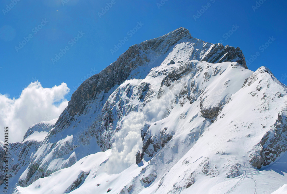 Schneelawine in den Alpen, Bayern, Deutschland, Europa