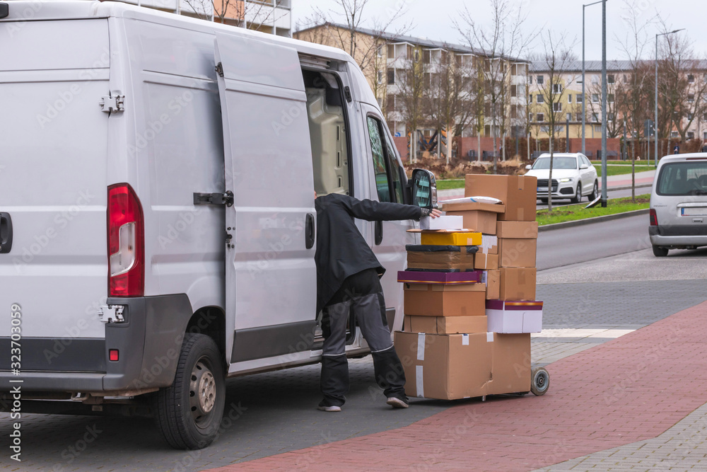 Pakete werden auf die Sackkarre gestapelt
