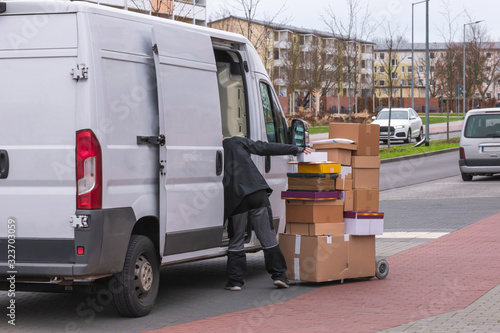 Obraz na płótnie Pakete werden auf die Sackkarre gestapelt w salonie
