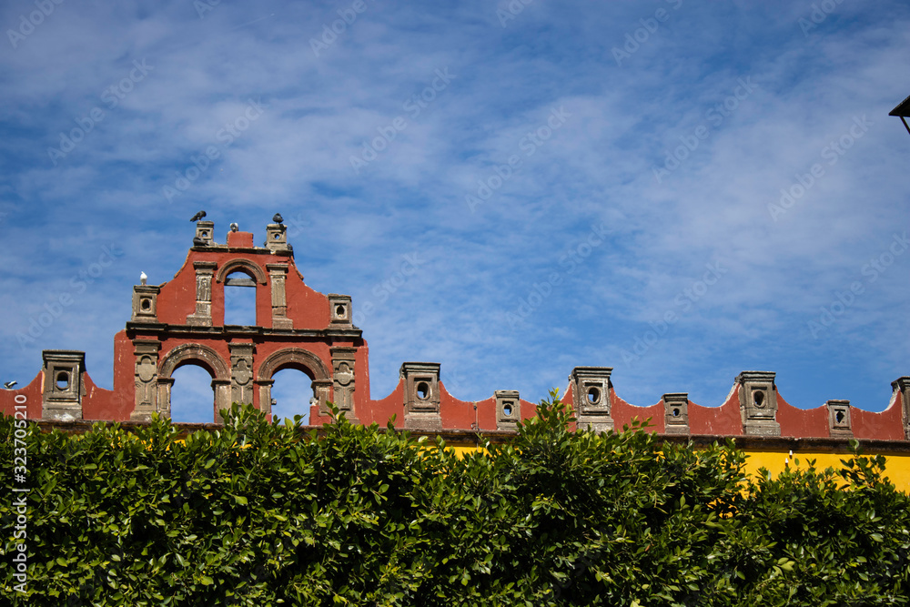 Fototapeta premium Zdjęcie zrobione w ciągu dnia Civic Plaza, gdzie znajduje się posąg Miguela de Allende w Guanajuato, San Miguel de Allende w Meksyku