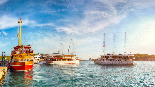 Foto Famous Adriatic resort Makarska with picturesque harbor and touristic boats