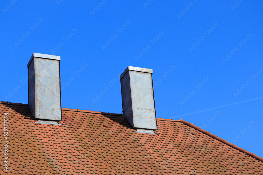 Hausdach mit zwei Schornsteine