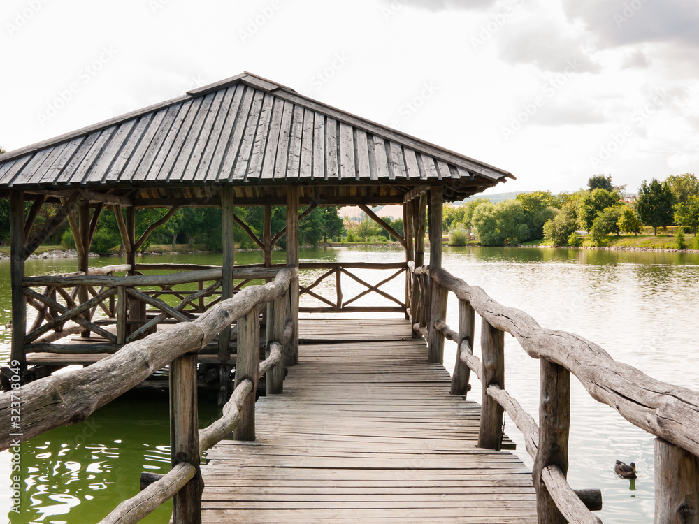Obraz premium Wooden shelter on a quiet lake