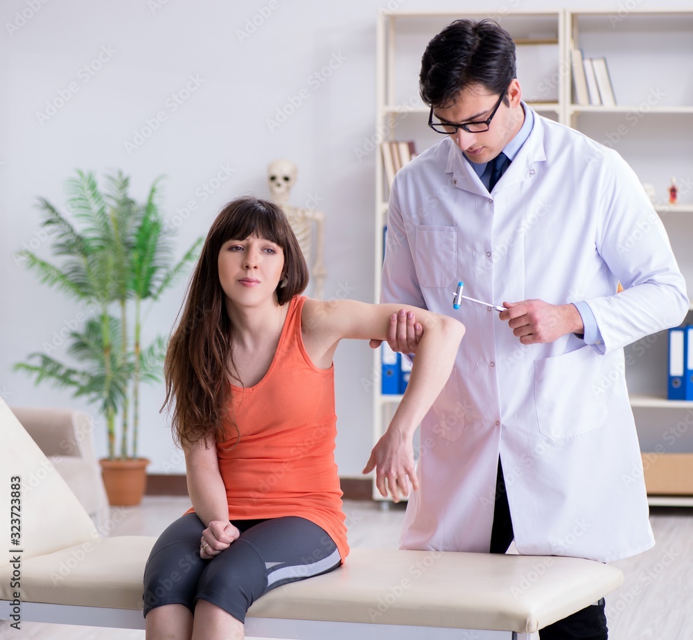 Obraz premium Doctor neurologist examining female patient