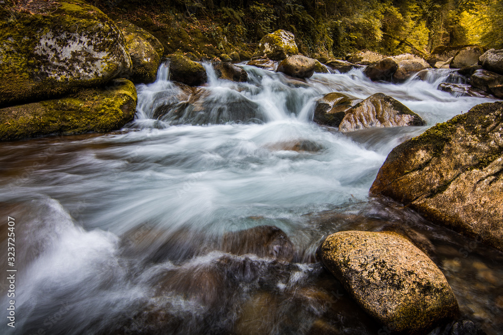 Pose longue des cascades au départ de la randonnée des Etangs de Bassiès - Ariège - Occitanie