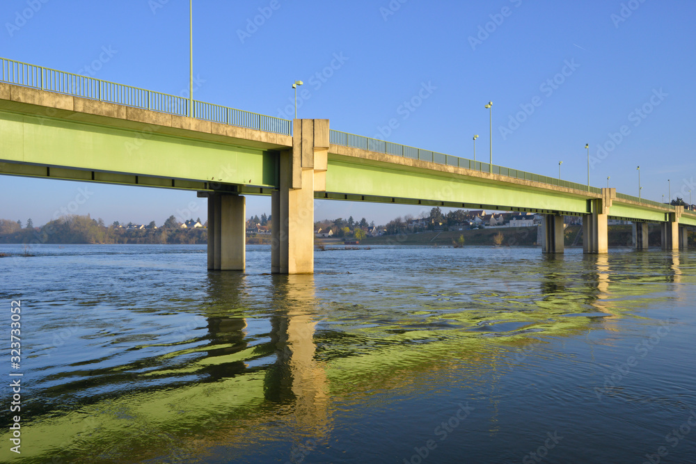 Pont entre Jargeau (45150) et Saint-Denis-de-l'Hôtel (45550), département du Loiret en région Centre-Val-de-Loire, France