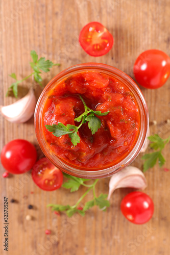 tomato sauce with garlic and herbs