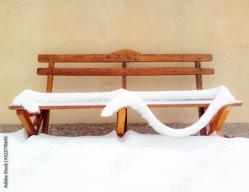 schneebedeckte Sitzbank photo