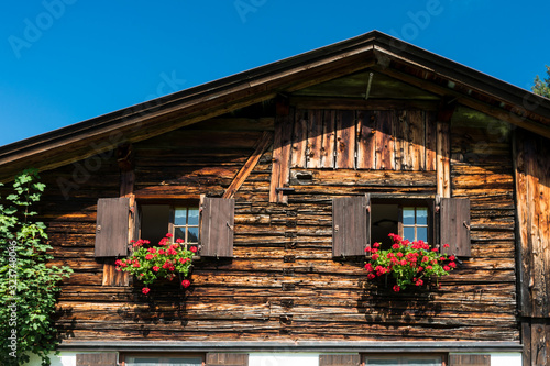 Hausgiebel mit Blumenschmuck in Oberstdorf photo