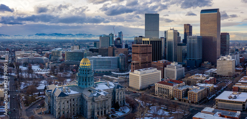 Obraz na płótnie Colorado State Capitol Building & the City of Denver Colorado at Sunset. Rocky Mountains on the Horizon w salonie
