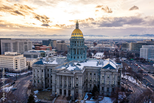 Obraz na płótnie Colorado State Capitol Building & the City of Denver Colorado at Sunset. Rocky Mountains on the Horizon w salonie