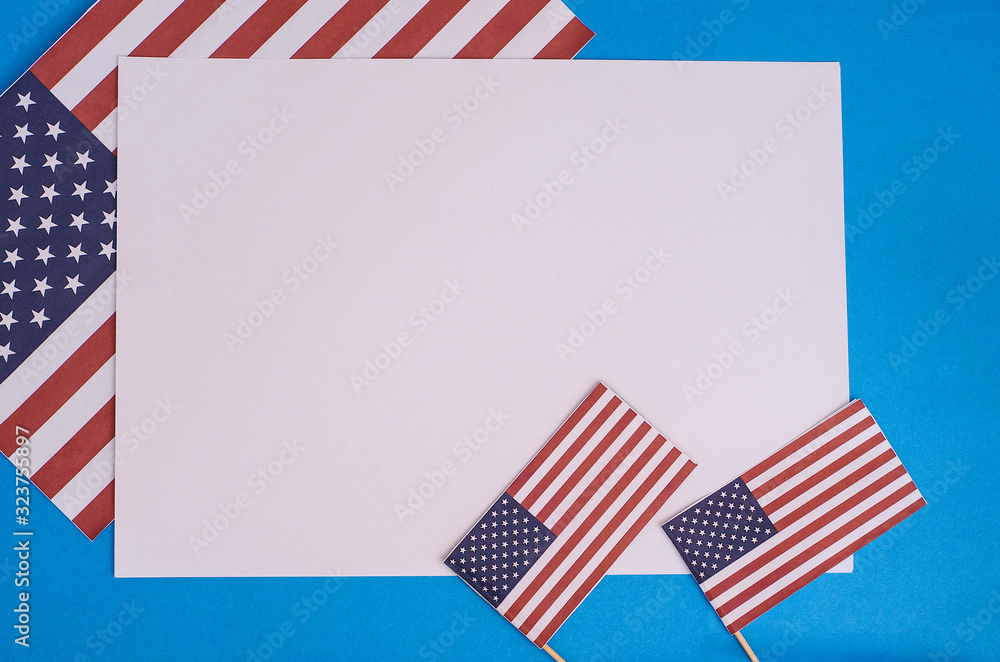 Obraz premium Copy space for American holiday: white background with a blue frame with American flags.