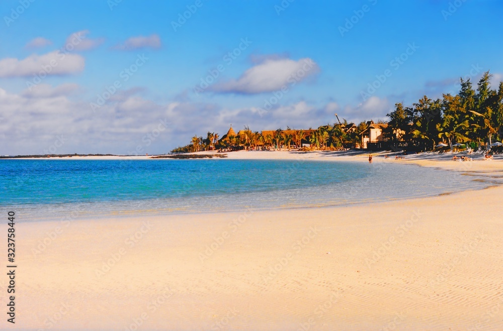 panorama della spiaggia di Belle Mare situata sulla costa orientale dell'isola di Mauritius nel distretto di Flacq. La Repubblica di Mauritius è un paese insulare dell'Africa nell'Oceano Indiano