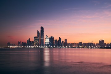 Fotobehang Abu Dhabi Stadsgezicht Abu Dhabi in ochtendgloren  © Chalabala
