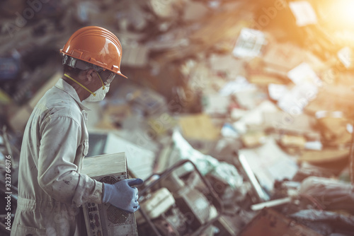 Фотография Electronic waste management of worker in the uniform