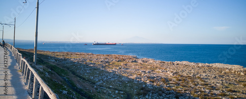 manovre di una petroliera a largo delle coste siracusane photo