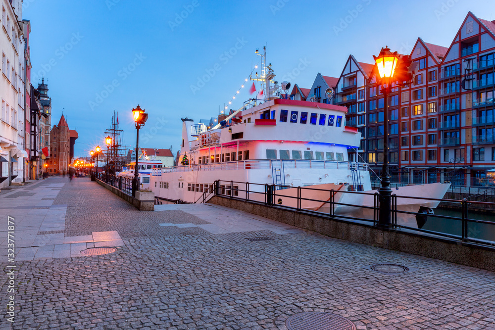 Fototapeta premium Gdansk. City embankment at dawn.