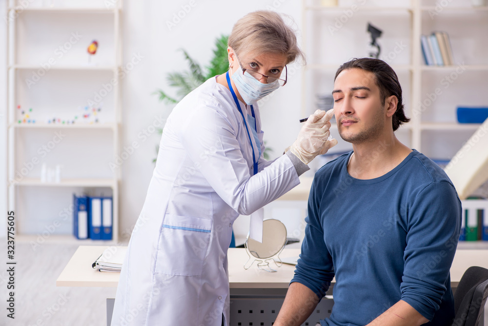 Obraz premium Young patient visiting doctor in hospital