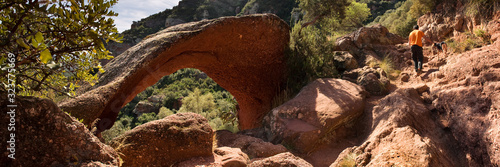 Arco natural o puente de roca natural, de origen eólico photo