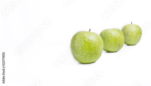 manzanas verdes sobre fondo blanco
