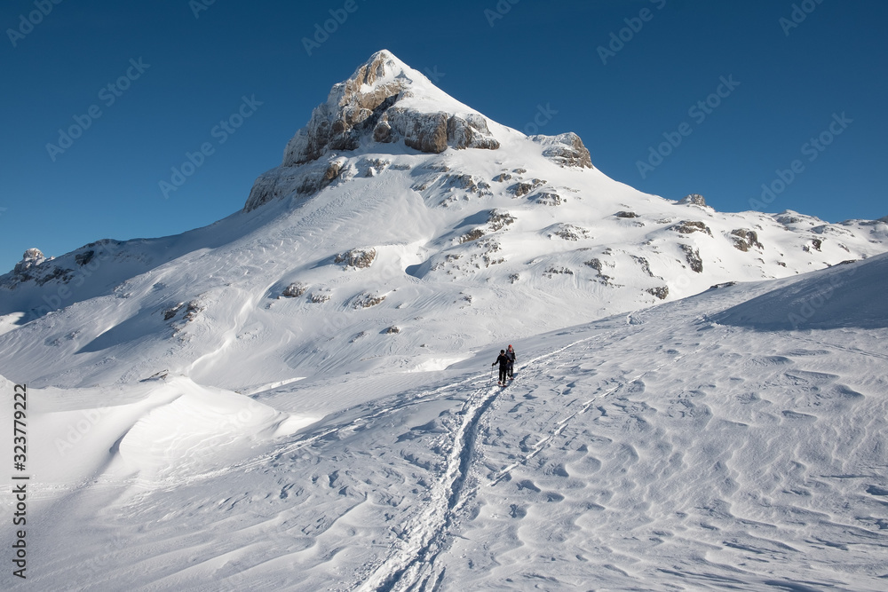Macizo kárstico de Larra y pico Anie-Auñamendi (2.507 m) en invierno