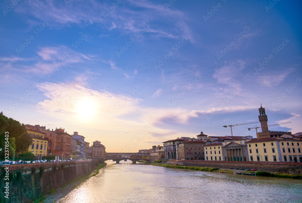 Obraz premium A view along the Arno River towards the Ponte Vecchio in Florence, Italy.