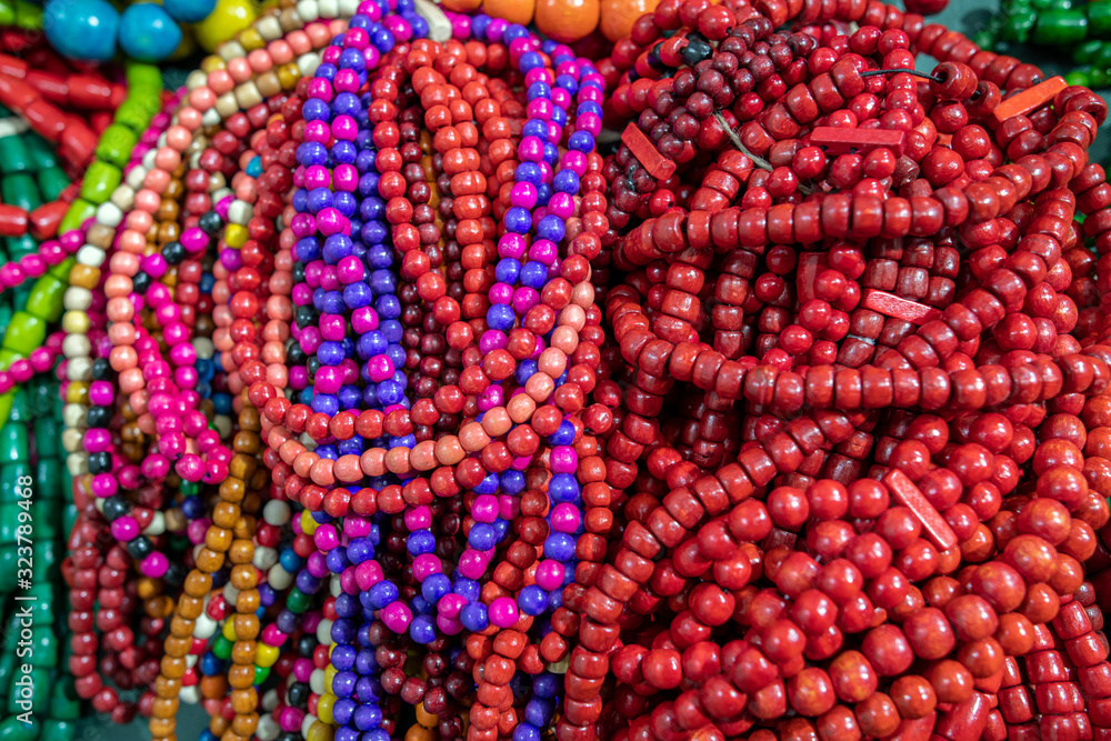 Fototapeta premium Collane, collanine, merceria, mercatini, ambulanti, bigiotteria colorata ed allegra