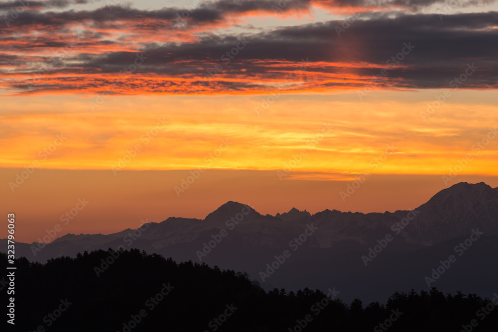 Obraz premium Lever de soleil sur la chaîne de Belledonne