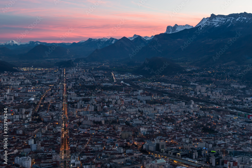 Grenoble au crépuscule vu de la Bastille