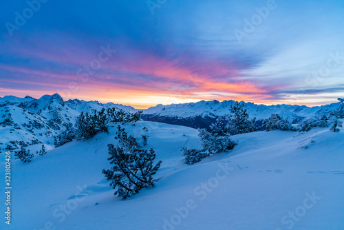 Morgenrot im verschneiten Hochgebirge © Netzer Johannes