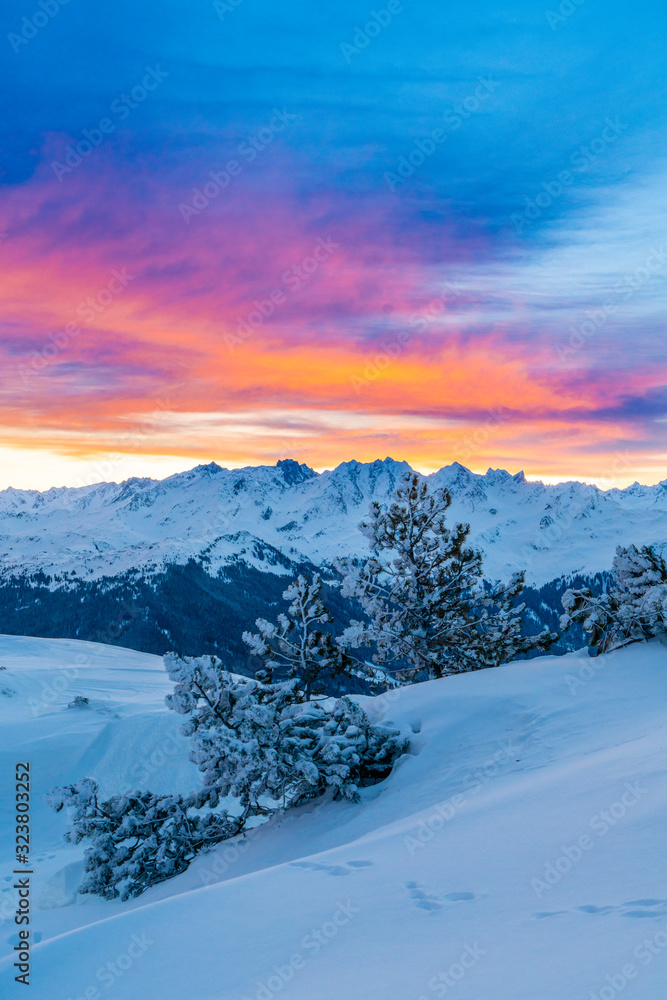 Morgenrot im verschneiten Hochgebirge Morgenrot im verschneiten Hochgebirge