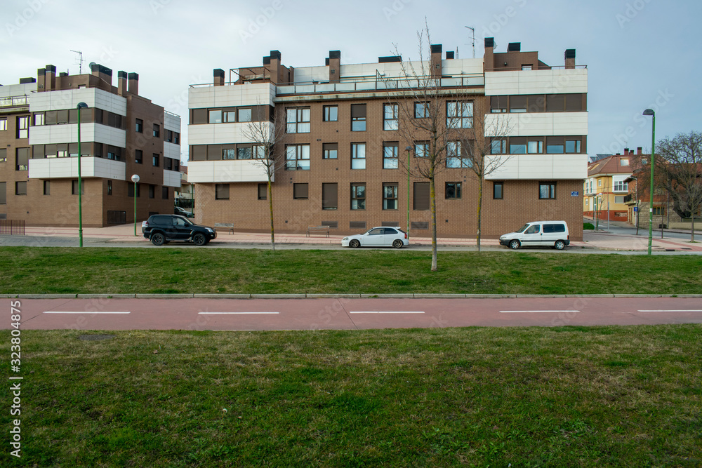 Fototapeta premium Parques con gente mayor paseando en invierno.