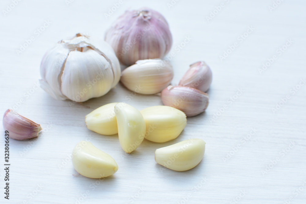Allium sativum: Fresh, whole and sliced garlic Allium sativum: Fresh, whole and sliced garlic