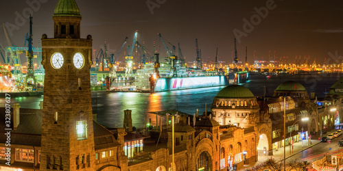 Die Landungsbrücken in Hamburg bei Nacht