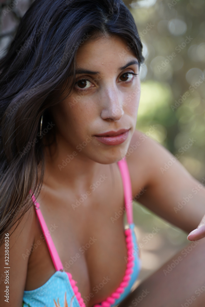 Retrato Mujer morena mirada en el bosque Retrato Mujer morena mirada en el bosque
