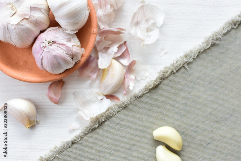 Allium sativum: Fresh, whole and sliced garlic Allium sativum: Fresh, whole and sliced garlic
