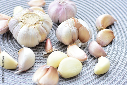 Allium sativum: Fresh, whole and sliced garlic