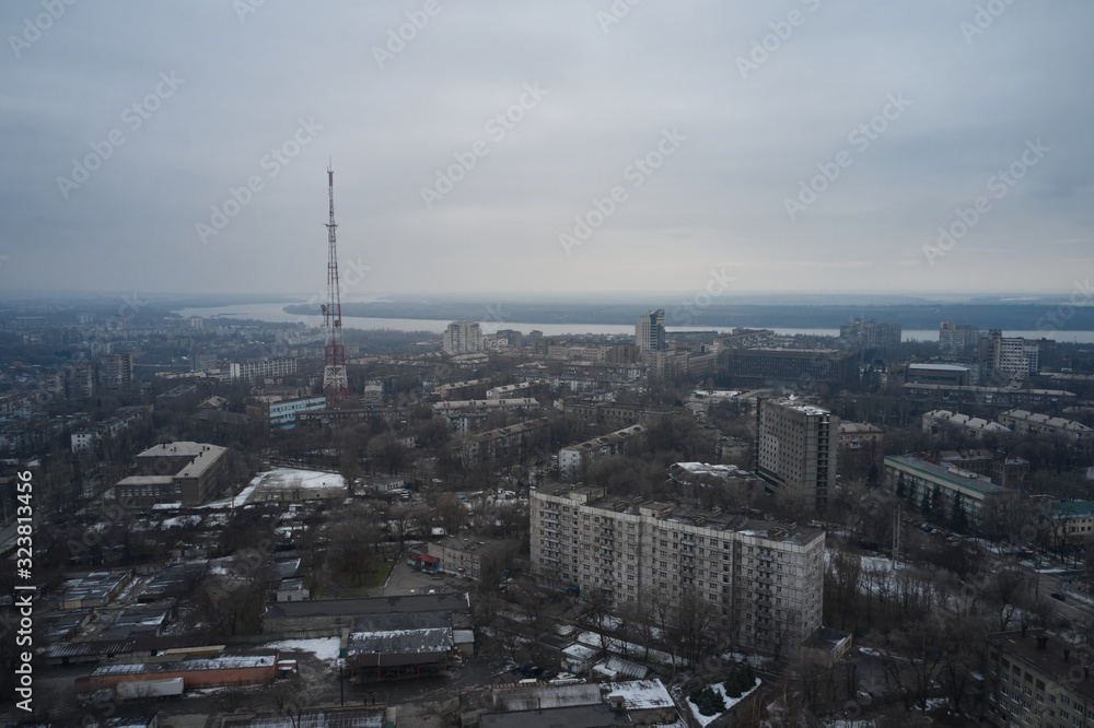 Obraz premium Widok z lotu ptaka na rury fabryczne wyrzucające niebezpieczne emisje do powietrza.