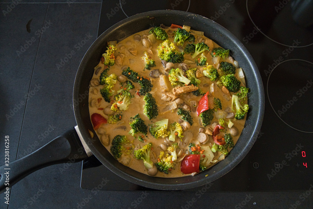 Thai Curry, Gemüsepfanne, Hühnchenpfanne - frisch, gesund und vitaminreich, low carb Thai Curry, Gemüsepfanne, Hühnchenpfanne - frisch, gesund und vitaminreich, low carb