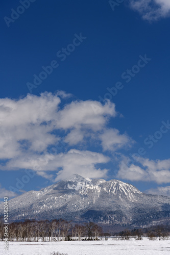 尾瀬ヶ原から見た春の燧ヶ岳 © backpacker
