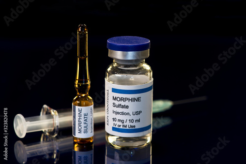 Tableau sur toile Morphine Sulfate Ampule, Vial And Syringe On Dark Surface