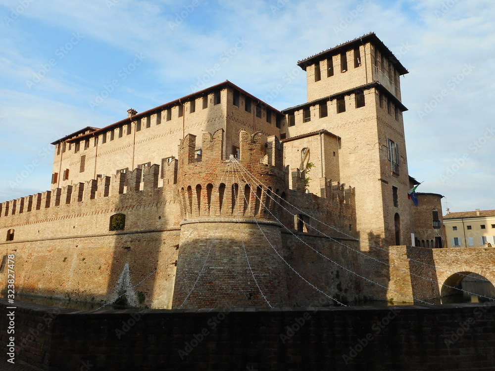 Castillo de la ciudad de Fontanellato, Italia. Imagen tomada desde el exterior en un día con mucho sol y poca gente.