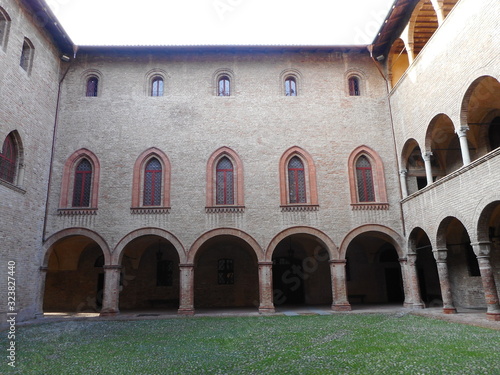 Castillo de la ciudad de Fontanellato, Italia. Imagen tomada desde el exterior en un día con mucho sol y poca gente.