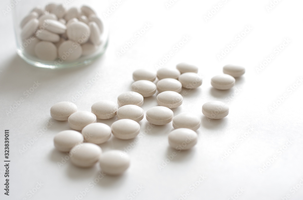 薬瓶と広がる錠剤