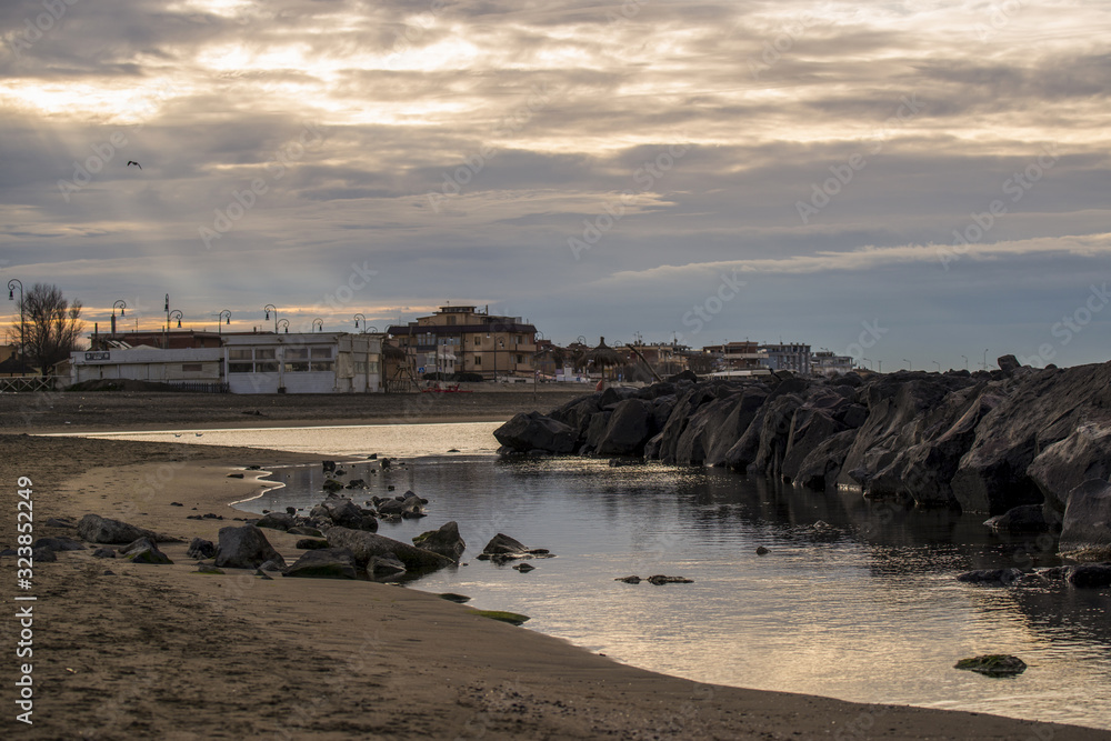 Bord de mer sous un ciel nuageux en hiver