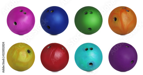 Cuadro en lienzo Set of bright bowling balls on white background