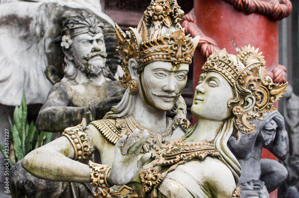 Detalle de esculturas de piedra Induistas en Bali