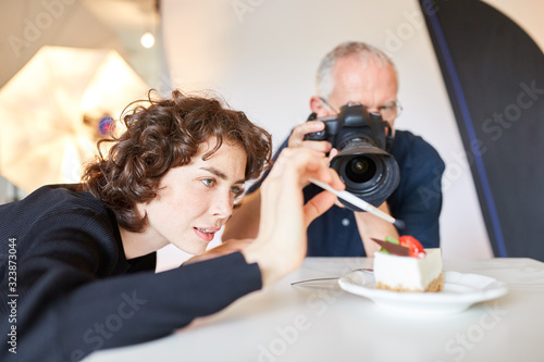 Food-Stylistin bereitet Fotoshooting mit Torte vor photo