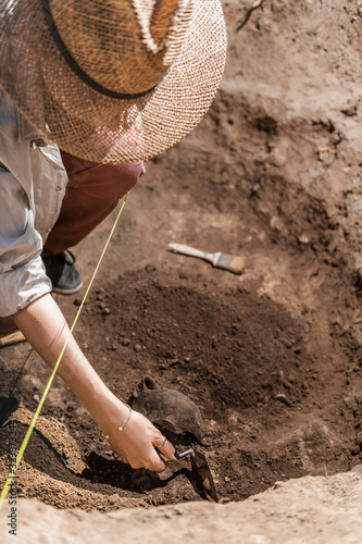 Konstfotografi Archaeologist Uncovers Ancient Pottery Object