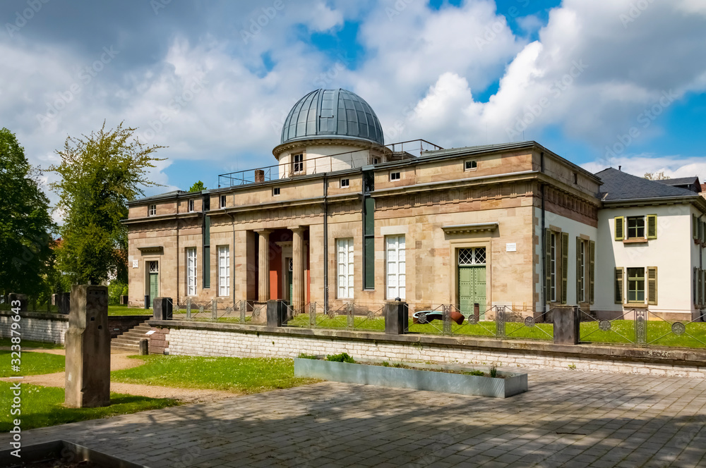Obraz premium Historische Sternwarte Göttingen Gauss Universität Observatorium Geschichte Physik Sehenswürdigkeit Forschung Lehre Nobelpreis berühmt Attraktion Kuppel Astronomie
